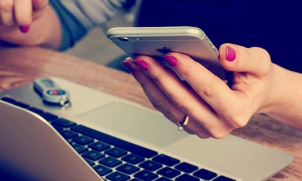 El 70% de los españoles tiene acceso al smartphone de sus parejas