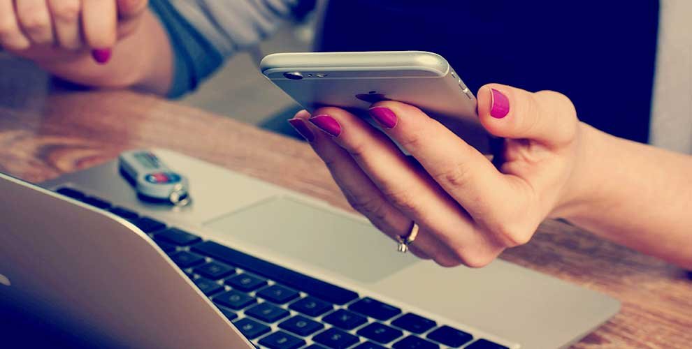 El 70% de los españoles tiene acceso al smartphone de sus parejas